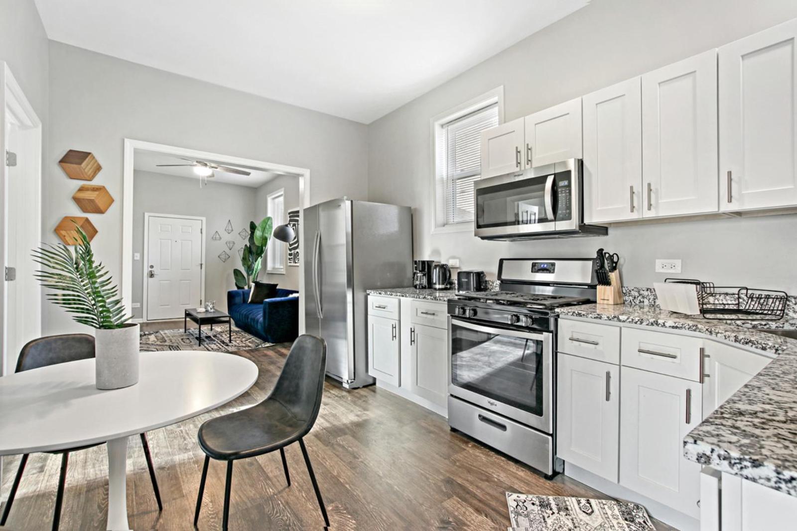 Pristine & Insta-worthy 2BR - Great Location! KL3 Main image 1